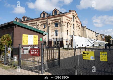 Riga, Lettonie. Août 2021. L'entrée du ghetto de Riga et du musée letton de l'Holocauste dans le centre-ville Banque D'Images