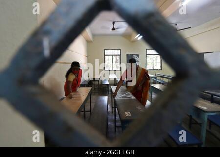 Chennai, Tamil Nadu, Inde. 31 août 2021. Les enseignants tirent des marques de distanciation sociale sur les bancs des salles de classe d'une école gouvernementale pour empêcher la propagation de la maladie du coronavirus COVID-19 avant la réouverture des écoles suite à la facilité des restrictions de confinement de la COVID-19 à Chennai. Les écoles et les collèges de l'État de Tamil Nadu doivent rouvrir à partir du 01 septembre. (Image de crédit : © Sri Loganathan/ZUMA Press Wire) Banque D'Images