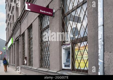 Riga, Lettonie. Août 2021. Un guichet automatique dans une rue du centre-ville Banque D'Images