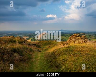 Vue imprenable depuis le sommet de la colline Caer Caradoc près de Church Stretton sur les collines Shropshire, West Midlands, Angleterre Banque D'Images