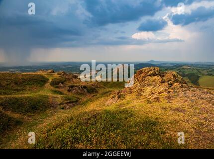 Vue imprenable depuis le sommet de la colline Caer Caradoc près de Church Stretton sur les collines Shropshire, West Midlands, Angleterre Banque D'Images