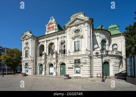 Riga, Lettonie. Août 2021. Vue extérieure du théâtre national letton dans le centre-ville Banque D'Images