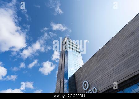 Riga, Lettonie. Août 2021. Vue sur la tour avec l'horloge de la gare dans le centre-ville Banque D'Images