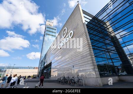 Riga, Lettonie. Août 2021. Vue sur la tour avec l'horloge de la gare dans le centre-ville Banque D'Images