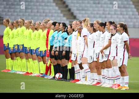 21 JUILLET 2021 - TOKYO, JAPON : les joueurs suédois et américains entrent sur le terrain en avance sur leur stade du Groupe G au stade de Tokyo pendant l'Olympii de Tokyo 2020 Banque D'Images