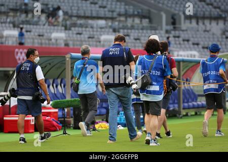 21 JUILLET 2021 - TOKYO, JAPON : photographes de piscine avant le début du match du Groupe G entre la Suède et les Etats-Unis au Tokyo Stadiu Banque D'Images