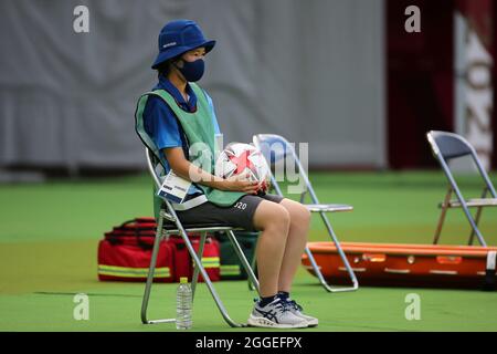 21 JUILLET 2021 - TOKYO, JAPON : volontaire pendant le match de groupe G entre la Suède et les Etats-Unis au stade de Tokyo pendant le Tokyo 2 Banque D'Images