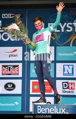 Le Suisse Stefan Bissegger d'EF Education First Pro Cycling fête sur le podium après avoir remporté la deuxième étape du tour de vélo du Benelux, un indiv Banque D'Images