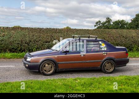 1997 90s bleu brun sur mesure VW Volkswagen Vento 1896cc diesel 4dr berline en route vers Capesthorne Hall classique août spectacle de voiture, Cheshire, Royaume-Uni Banque D'Images