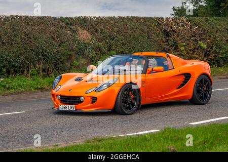 2006 orange Lotus Elise 156V Touring 1796cc voiture de sport essence en route vers le spectacle de voiture classique du Capesthorne Hall d'août, Cheshire, Royaume-Uni Banque D'Images