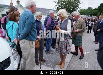 Le Prince de Galles et la Duchesse de Cornouailles, connue sous le nom de duc et duchesse de Rothesay lorsqu'ils sont en Écosse, bavarde avec la foule lors d'une promenade après avoir visité le Ballater Community & Heritage Hub à Ballater, Aberdeenshire. Date de la photo: Mardi 31 août 2021. Banque D'Images