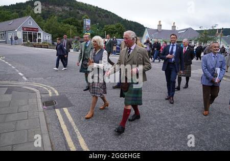 Le Prince de Galles et la Duchesse de Cornouailles, connue sous le nom de duc et duchesse de Rothesay lorsqu'ils sont en Écosse, bavarde avec la foule lors d'une promenade après avoir visité le Ballater Community & Heritage Hub à Ballater, Aberdeenshire. Date de la photo: Mardi 31 août 2021. Banque D'Images