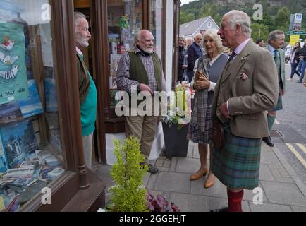 Le Prince de Galles et la Duchesse de Cornouailles, connue sous le nom de duc et duchesse de Rothesay lorsqu'ils sont en Écosse, bavarde avec la foule lors d'une promenade après avoir visité le Ballater Community & Heritage Hub à Ballater, Aberdeenshire. Date de la photo: Mardi 31 août 2021. Banque D'Images