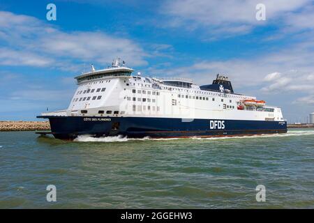 Le ferry DFDS Cross-Channel Côte des Flandres quitte le port de Calais - juin 2017. Banque D'Images