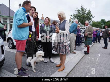 Le Prince de Galles et la Duchesse de Cornouailles, connue sous le nom de duc et duchesse de Rothesay lorsqu'ils sont en Écosse, bavarde avec la foule lors d'une promenade après avoir visité le Ballater Community & Heritage Hub à Ballater, Aberdeenshire. Date de la photo: Mardi 31 août 2021. Banque D'Images
