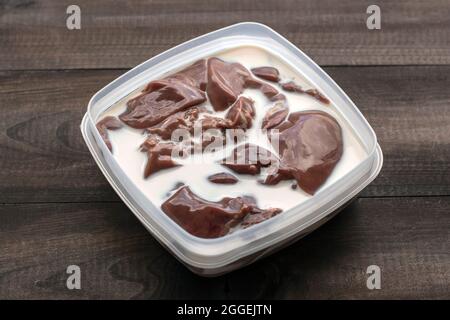 foie de poulet dans le lait. Concept de photo de nourriture Banque D'Images