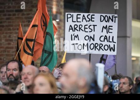 London Bridge Station, Londres, Royaume-Uni. 31 août 2021. Les activistes des groupes extinction Rebellion (XR) défilent à travers la gare du London Bridge dans le centre de Londres avec des bannières, des pancartes et des instruments de musique, avant de monter dans les escaliers mécaniques pour monter à bord d'un train. Credit: Imagetraceur/Alamy Live News Banque D'Images