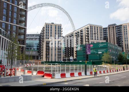 L'arche du stade Wembley derrière une construction moderne de logements par Quintain. Banque D'Images