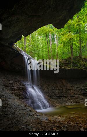 Fin de l'été. Jew of Blue Hen Falls dans le parc national de Cuyahoga Valley, Ohio Banque D'Images