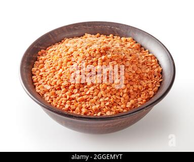 Lentilles rouges dans un bol en céramique, isolées sur fond blanc avec un chemin de coupe Banque D'Images