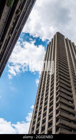 Architecture Brutaliste. Vue à angle bas sur les tours en béton emblématiques du domaine résidentiel de Barbican, au cœur de la ville de Londres, EC2. Banque D'Images