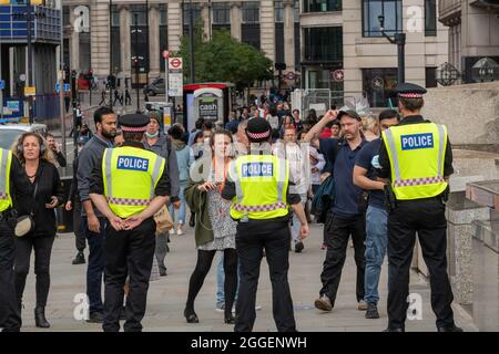 Londres, Royaume-Uni. 31 août 2021. Extinction rébellion (XR) ont occupé le côté sud du London Bridge, ce qui a poussé la police à fermer complètement le pont aux piétons et à la circulation crédit: Ian Davidson/Alay Live News Banque D'Images