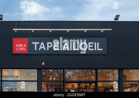 FLECHE, FRANCE - 31 juillet 2021 : la bande a l'œil affiche frontale du magasin avec logo Banque D'Images