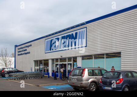 FLECHE, FRANCE - 31 juillet 2021 : le logo de l'action en façade, façade de la boutique de la marque Banque D'Images
