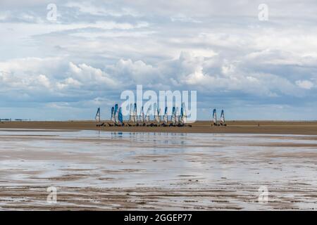 Large plage avec des yachts de sable bleu sur la plage Romo dans la mer du Nord danoise Banque D'Images