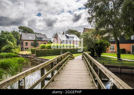 Pont en bois sur un petit canal d'eau dans un beau parc de la plus ancienne ville du Danemark, Ribe Banque D'Images