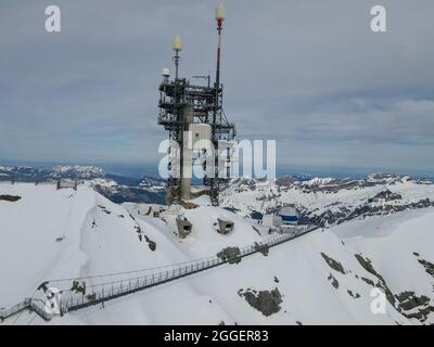 Vue sur le paysage d'hiver à l'antenne et promenade sur la falaise du mont Titlis au-dessus d'Engelberg sur les alpes suisses Banque D'Images