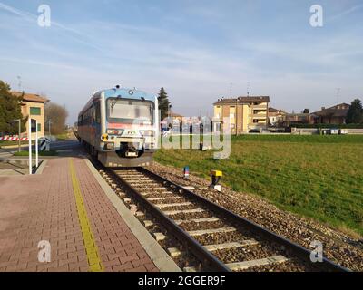 Train régional italien. Reggio Emilia à San Polo di Enza Banque D'Images