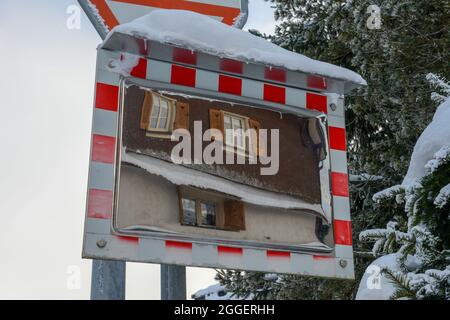 Miroir de rue en hiver à Engelberg sur les alpes suisses Banque D'Images