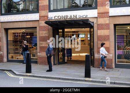 Les gens à l'extérieur de la boutique Conran Marylebone High Street le 10 août 2021 à Londres, Royaume-Uni. Marylebone High Street est une grande rue commerçante haut de gamme de Londres. Banque D'Images