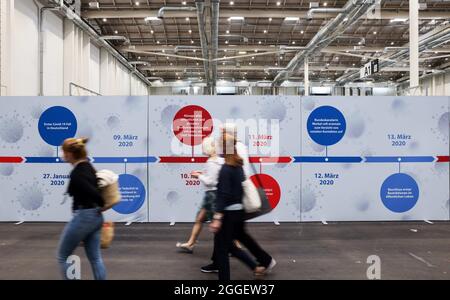 Hambourg, Allemagne. 31 août 2021. Les membres du personnel ont passé un calendrier avec quelques dates de la pandémie de Corona vers la sortie le dernier jour de l'ouverture au centre de vaccination dans les salles d'exposition de Hambourg. Le plus grand centre de vaccination d'Allemagne a ouvert pour la dernière fois mardi. Après cela, l'installation, qui a le plus récemment administré principalement la deuxième vaccination, cessera ses activités pour de bon. Au cours des huit derniers mois, 1.16 millions de vaccins ont été administrés, selon le département des services sociaux. Credit: Christian Charisius/dpa/Alay Live News Banque D'Images