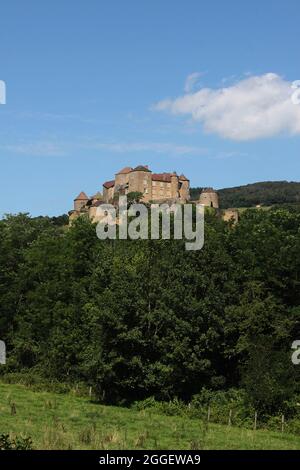 Le château médiéval de Berze-le-Chatel, en Bourgogne, en France, a récemment été présenté comme l'un des lieux de tournage de Ridley Scott 'The Last Duel'. Banque D'Images