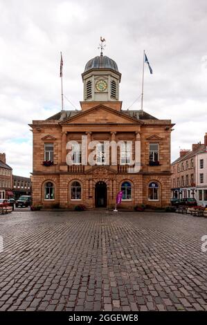 L'hôtel de ville rectangulaire de Kelso, de deux étages, a été construit en 1816, bien que l'apparence actuelle soit due à des travaux de rénovation entre 1902 et 1908 Banque D'Images