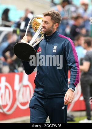 Photo du dossier datée du 15-07-2019 du Liam Plunkett d'Angleterre avec le trophée de la coupe du monde. Date de publication : le mardi 31 août 2021. Banque D'Images