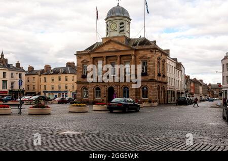 L'hôtel de ville rectangulaire de Kelso, de deux étages, a été construit en 1816, bien que l'apparence actuelle soit due à des travaux de rénovation entre 1902 et 1908 Banque D'Images