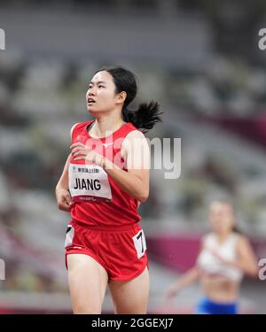 Tokyo, Japon. 31 août 2021. Jiang Fenfen, de Chine, participe à la finale féminine T37 de 400m de classe d'athlétisme aux Jeux paralympiques de Tokyo de 2020 à Tokyo, au Japon, le 31 août 2021. Credit: Hu Huhu/Xinhua/Alay Live News Banque D'Images