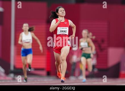 Tokyo, Japon. 31 août 2021. Jiang Fenfen, de Chine, participe à la finale féminine T37 de 400m de classe d'athlétisme aux Jeux paralympiques de Tokyo de 2020 à Tokyo, au Japon, le 31 août 2021. Credit: Hu Huhu/Xinhua/Alay Live News Banque D'Images