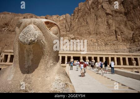 Touristes entrant dans le Grand Temple de Hatshepsut sur la rive ouest du Nil près de la Vallée des Rois à Louxor, Banque D'Images