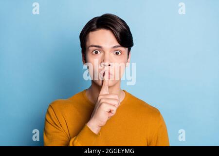 Photo de jeune gars couverture lèvres doigt shh garder secret confidentiel fermé isolé sur fond bleu couleur Banque D'Images