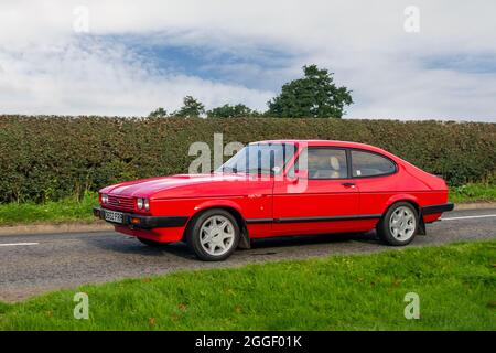Années 1986 80 années quatre-vingt rouge Ford Capri injection manuelle 5 vitesses 2dr 2792cc coupé essence en route pour Capesthorne Hall Classic August salon automobile, Cheshire, Royaume-Uni Banque D'Images