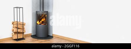 Poêle moderne à bois. Intérieur contemporain panoramique en hiver Banque D'Images
