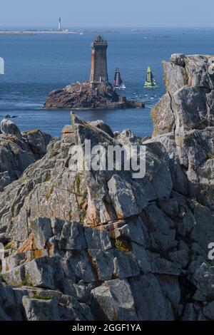 Benoit mariette - génération Senioriales, Arthur Hubert - MonAtoutEnergie.fr, phare de la Vieille pendant la Solitaire du Figaro 2021, étape 2, Lorient - Fecamp le 30 août 2021 à la Pointe du raz, Finistère, France - photo Nicolas Pehe / DPPI Banque D'Images