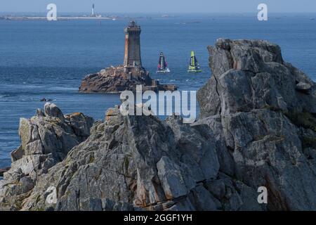 Benoit mariette - génération Senioriales, Arthur Hubert - MonAtoutEnergie.fr, phare de la Vieille pendant la Solitaire du Figaro 2021, étape 2, Lorient - Fecamp le 30 août 2021 à la Pointe du raz, Finistère, France - photo Nicolas Pehe / DPPI Banque D'Images