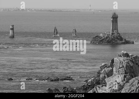 Benoit mariette - génération Senioriales, Arthur Hubert - MonAtoutEnergie.fr, phare de la Vieille pendant la Solitaire du Figaro 2021, étape 2, Lorient - Fecamp le 30 août 2021 à la Pointe du raz, Finistère, France - photo Nicolas Pehe / DPPI Banque D'Images