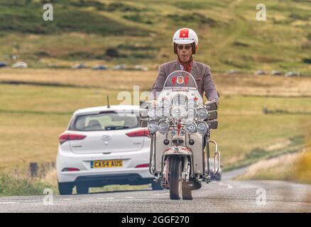 Les Mods se rendent à Beachy Head dans leur édition annuelle de Bank Holiday, hommage au film de l'OMS Quadrophenia qui y a eu sa finale. Beachy Head, East Sussex, Banque D'Images