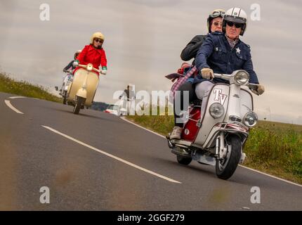 Les Mods se rendent à Beachy Head dans leur édition annuelle de Bank Holiday, hommage au film de l'OMS Quadrophenia qui y a eu sa finale. Beachy Head, East Sussex, Banque D'Images